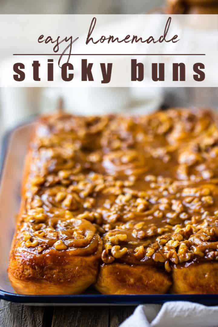 Sticky zsemle recept sütve, tálalva egy tálcán, egy szöveg overlay felett, amely így szól: "könnyű házi ragacsos zsemle.""Easy Homemade Sticky Buns."