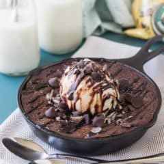 This skillet brownie was so chocolatey and gooey! I loved the hint of mint too- one pan and lots of spoons, we all dug right in and enjoyed every last bite!