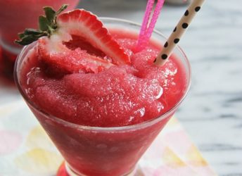 Strawberry Moscato Slush- such a delicious summer cocktail!