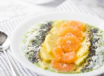 Like a ray of sunshine! This tropical green smoothie bowl is a great start to the day.