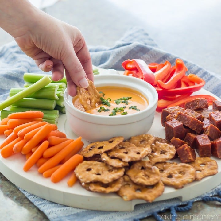 LOVED all the flavors going on in this Cheddar-Blue Beer Cheese Dip! Perfect game-day snack ;) @kitchenaidusa