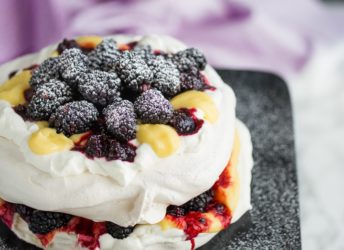 This Pavlova looks and sounds like a fancy dessert but it was really pretty simple to make! Loved the blackberry + lemon curd together, and it's gluten-free! @DriscollsBerry #FinestBerries