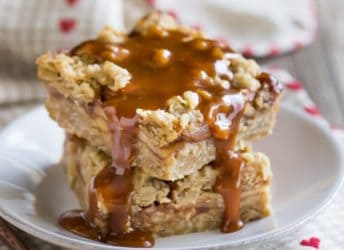 Caramel Apple Oatmeal Carmelita Bars- layers of chewy oatmeal cookie surround cinnamon-spiced apples and caramel sauce. A delicious fall treat!