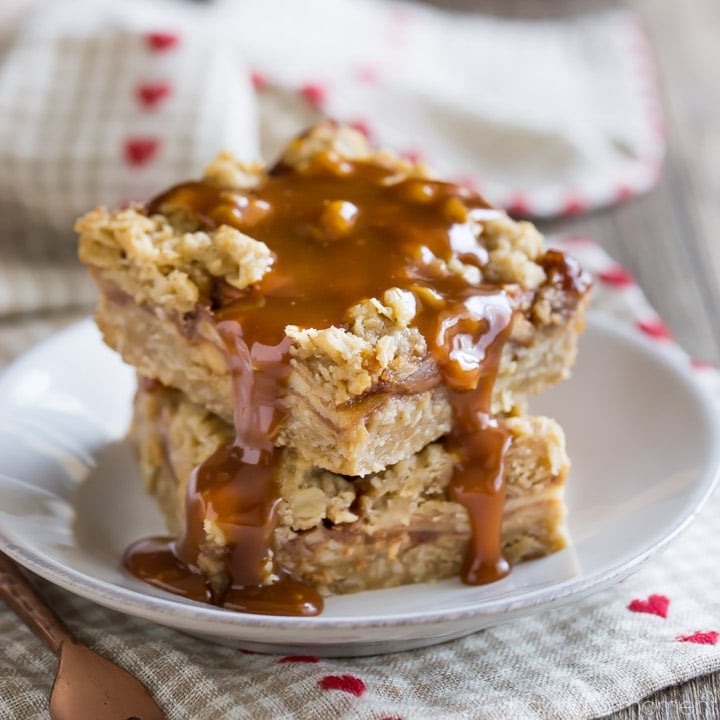 Caramel Apple Oatmeal Carmelita Bars- layers of chewy oatmeal cookie surround cinnamon-spiced apples and caramel sauce. A delicious fall treat! 