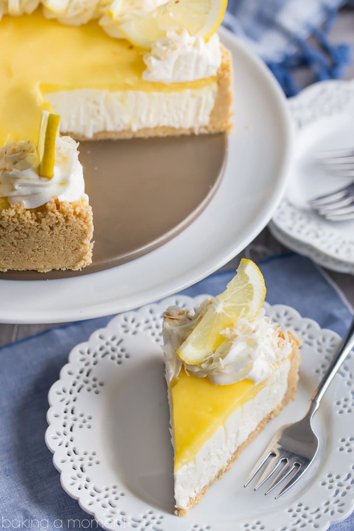 No-Bake Lemon Macaroon Cheesecake: so easy to make and so much incredible lemon and coconut flavor! #beyondfrostingcookbook #nobaketreats