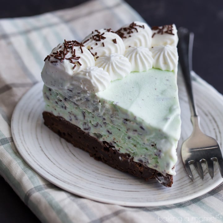 Mint Chocolate Chip Brownie Ice Cream Cake- a layer of homemade no-churn mint chocolate chip ice cream layered over a brownie crust. Swoon! 