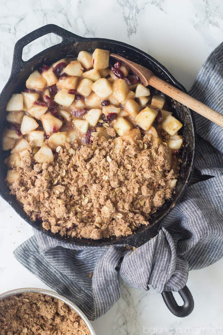 Pear cranberry crisp: a comforting cool-weather dessert! Sweetened with maple syrup, spiked with warm ginger, and topped with a buttery oatmeal pecan crumb. #OrganicforAll @acmemarkets #sponsored