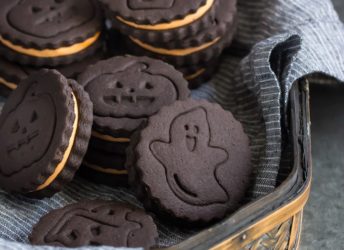 Homemade Halloween Oreos- these taste WAY better than the original and they're so much fun for a Halloween party!