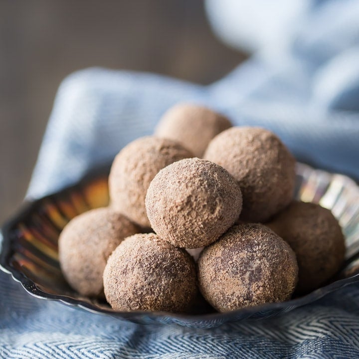 These chocolate malt truffles were so easy to make! Just a few simple ingredients and the chocolate malt flavor was so rich and smooth. I'll be giving these as gifts this Christmas! #savorysimplecookbook food desserts chocolate