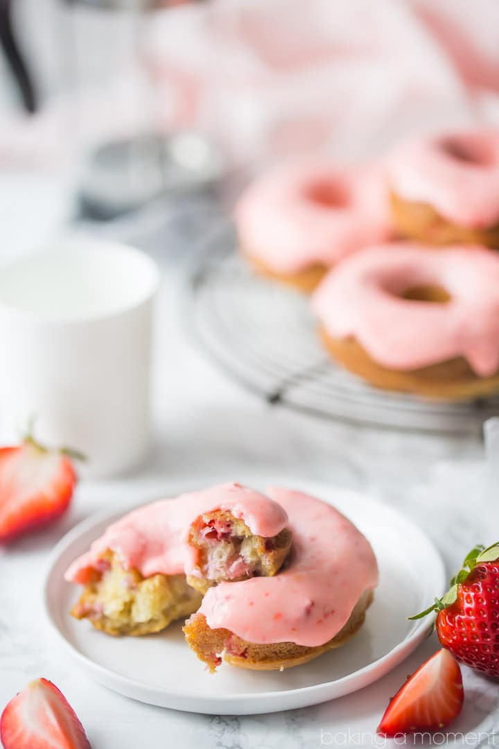 Baked Strawberry Donuts: with fresh strawberries baked right in, and a sweet and tangy pink strawberry icing!  food breakfast donuts