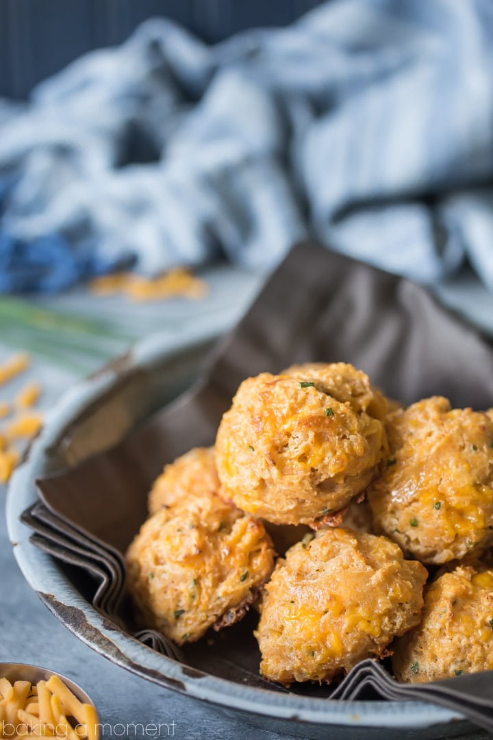 Cheddar Chive Biscuits: light as can be, with tons of cheese, garlic, and fresh chives!  food bread cheese