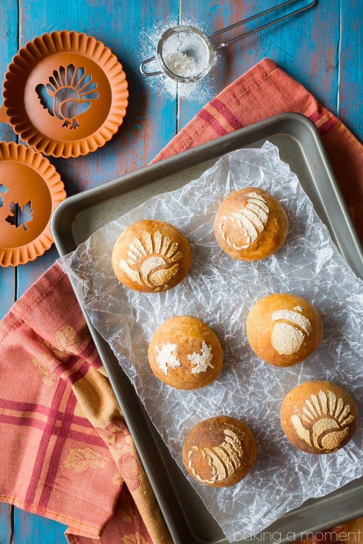 I made these stenciled bread rolls for Thanksgiving and my guests went crazy for them! It was surprisingly easy to do and it made our holiday table even more festive. food bread crafts 