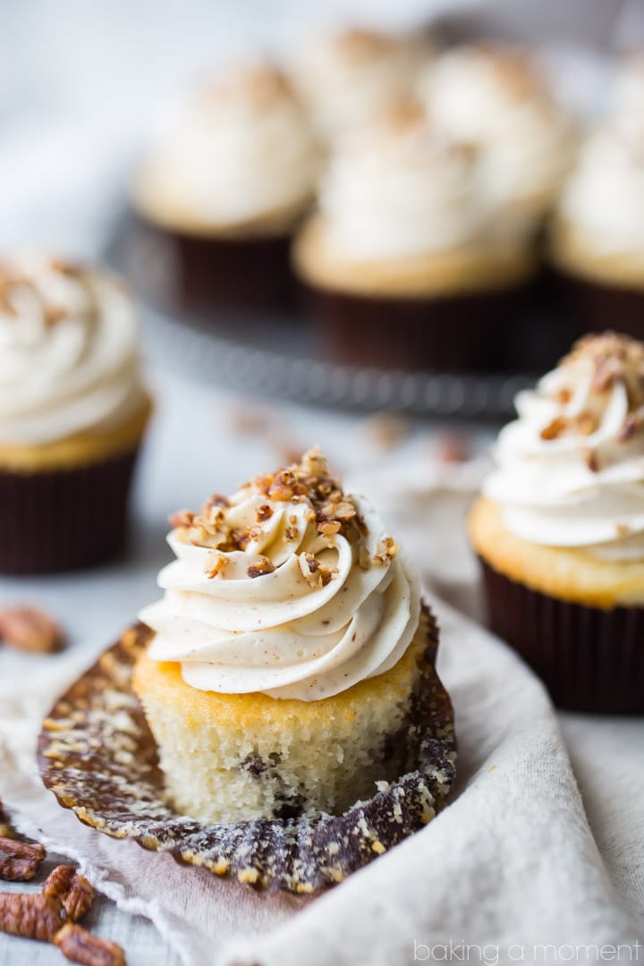 Butter Pecan Cupcakes: all the sweet, buttery taste of that classic ice cream flavor, in a cupcake! Perfect with coffee or a glass of milk. #butter #pecan #cupcake #dessert #food