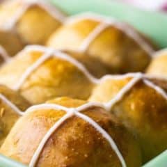 hot cross buns in green pan