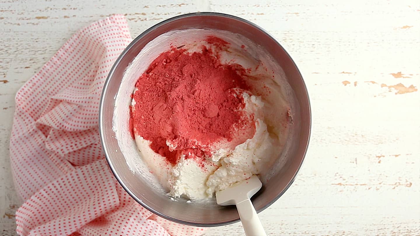 Ajouter la poudre de fraise à la crème au beurre préparée.