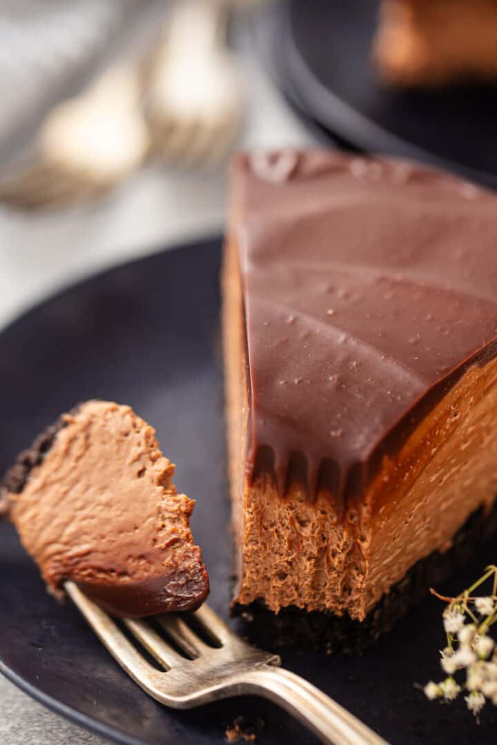 Chocolate cheesecake recipe no-bake with a bite on a fork.