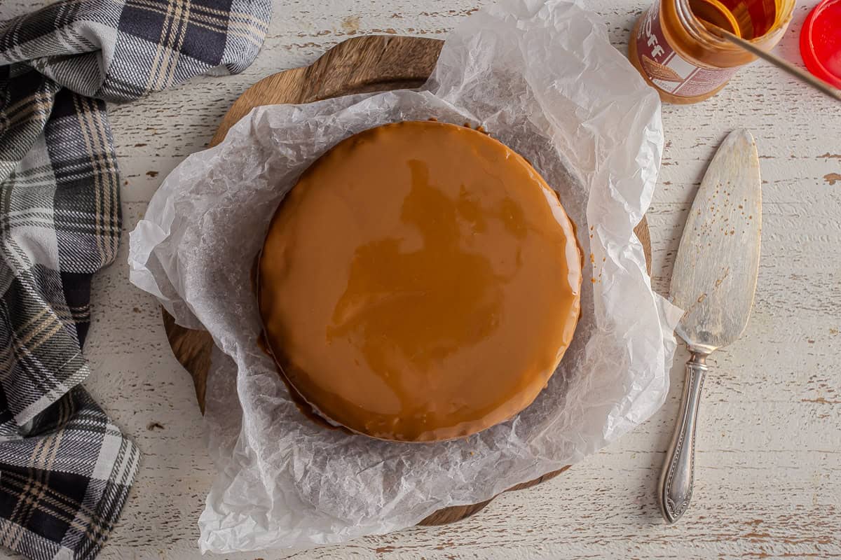 Biscoff cheesecake after the biscoff sauce is added.