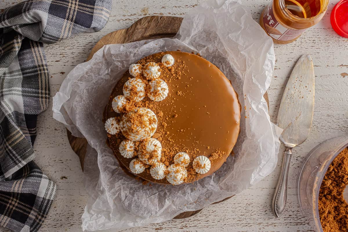 Biscoff cheesecake after crumbled cookies are sprinkled on top.