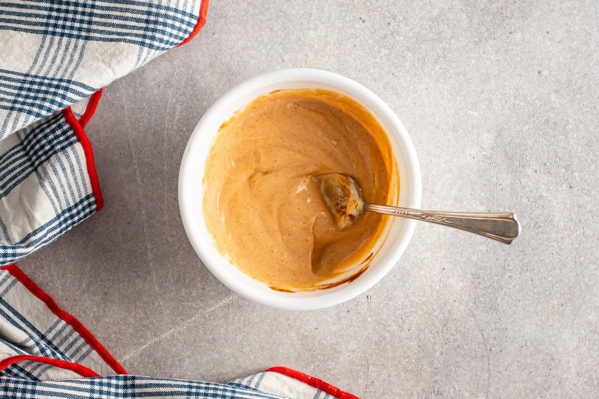 Sriracha mayo after being mixed together.