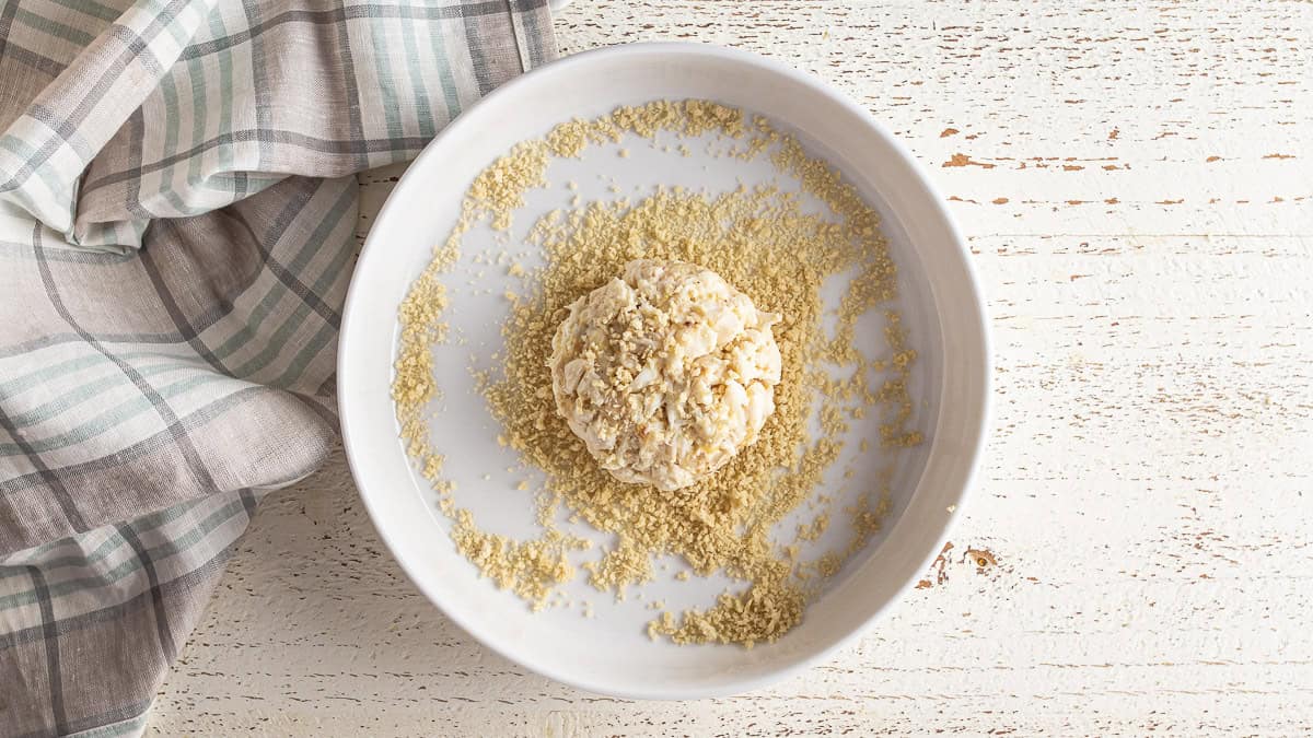 Coating crab cakes with panko